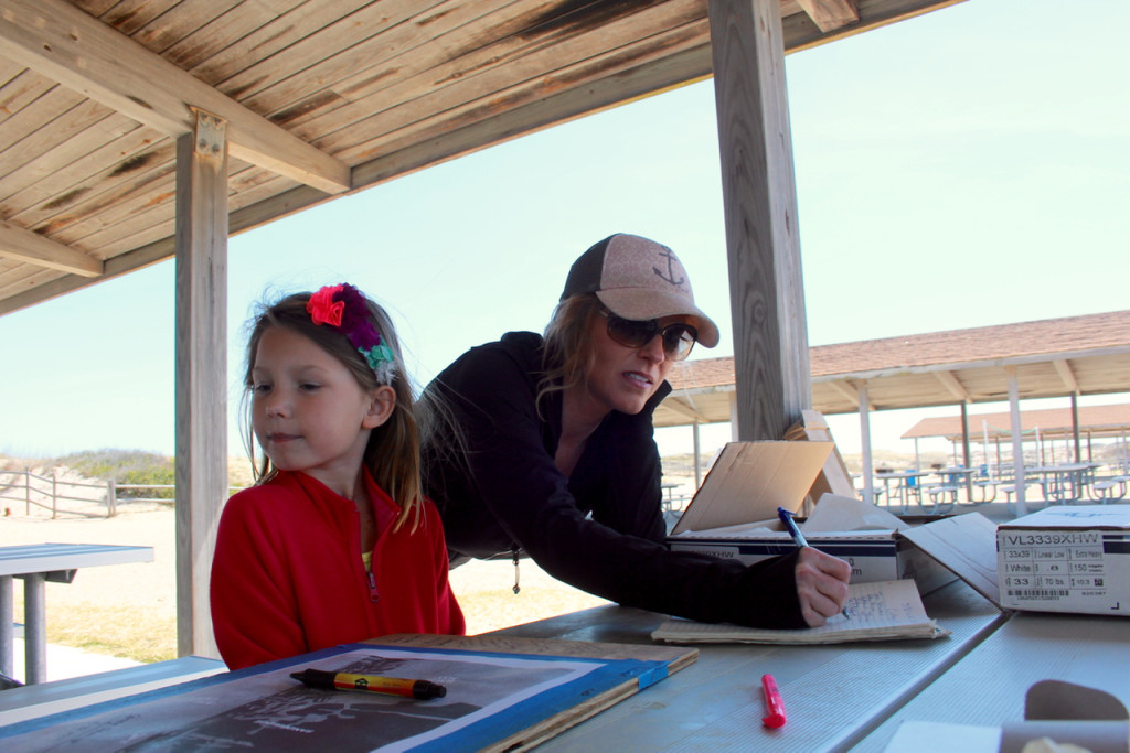 Syra Kepko signs up with Isabel, 6. [John-Henry Doucette/The Princess Anne Independent News]